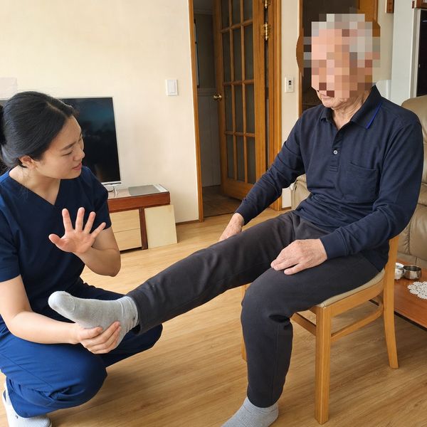 노인 재활운동 방문 모습