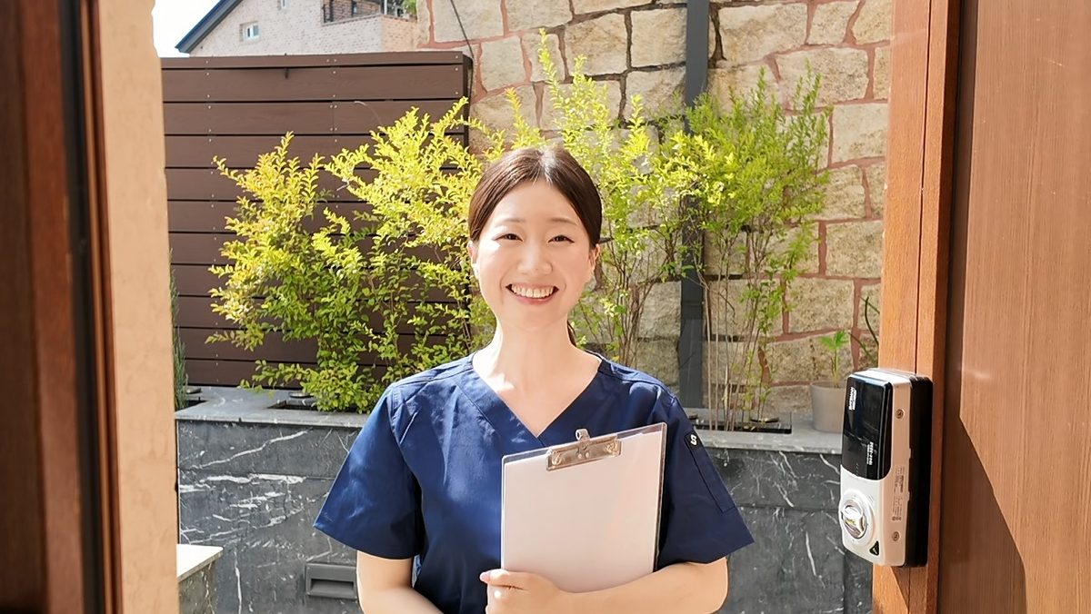 전문가가 서류판을 들고 고객의 집 현관 앞에 도착해 인사하는 모습